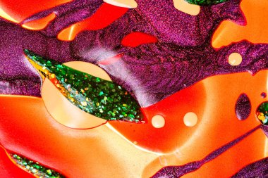 Su yüzeyinde yağ damlaları ve dalgaları olan soyut renkli arkaplan. Soyut arkaplan kavramı