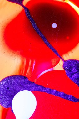 Su yüzeyinde yağ damlaları ve dalgaları olan soyut renkli arkaplan. Soyut arkaplan kavramı