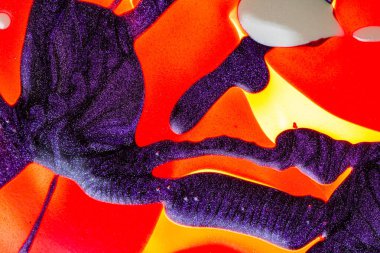 Su yüzeyinde yağ damlaları ve dalgaları olan soyut renkli arkaplan. Soyut arkaplan kavramı