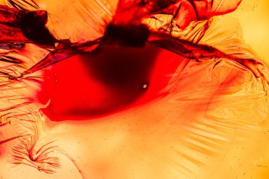 Su yüzeyinde yağ damlaları ve dalgaları olan soyut renkli arkaplan. Soyut arkaplan kavramı