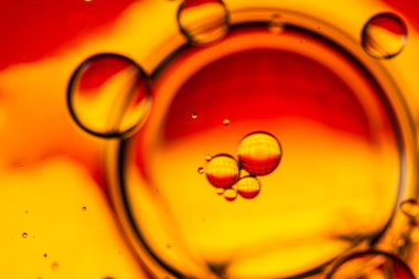 Su yüzeyinde yağ damlaları ve dalgaları olan soyut renkli arkaplan. Soyut arkaplan kavramı