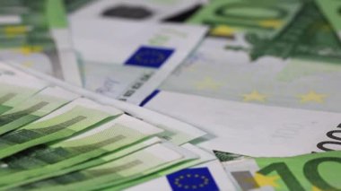100 Avro 'ya yakın para banknotları. Para ve EURO faturalarıyla dolu bir geçmiş. Nakit para geçmişi