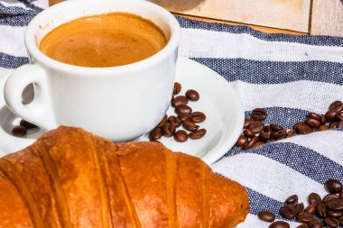 Puf böreği, kahve fincanı ve ahşap sandıkta tereyağlı Fransız kruvasanı. Yemek ve kahvaltı konsepti. Kahve tatlısı ve taze hamur işlerinin detayları.