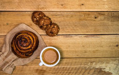 Tahta masada taze puf böreği. Kahve, yemek ve kahvaltı konsepti. Tatlılar, taze hamur işleri, bisküviler ve kahve. Üst görünüm ve kopyalama alanı