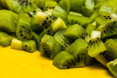 Olgun kivi meyvesi. Tatlılar için kesilmiş egzotik kivi meyvelerinin ayrıntıları