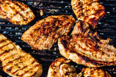 Kömür mangalında ızgara tavuk ve domuz eti. Kamp manzarası, lezzetli barbekü, yemek konsepti, ızgaradaki yemek ve ızgaradaki yemeğin ayrıntıları.