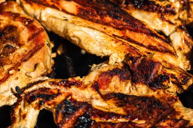 Kömür mangalında ızgara tavuk ve domuz eti. Kamp manzarası, lezzetli barbekü, yemek konsepti, ızgaradaki yemek ve ızgaradaki yemeğin ayrıntıları.