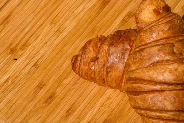 Detail Čerstvého Croissantu Dřevěném Stole Jídlo Snídaně Close Fotografie Francouzského — Stock fotografie