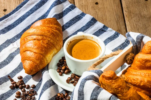 Massa Folhada Xícara Café Croissant Francês Com Manteiga Caixa Madeira — Fotografia de Stock