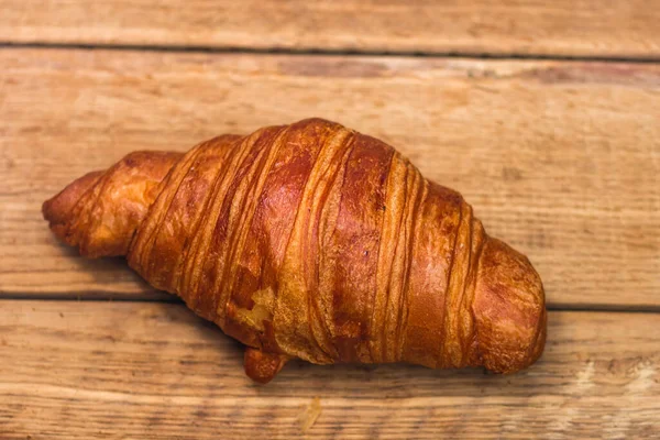 Detail Čerstvého Croissantu Dřevěném Stole Jídlo Snídaně Horní Pohled Místo — Stock fotografie