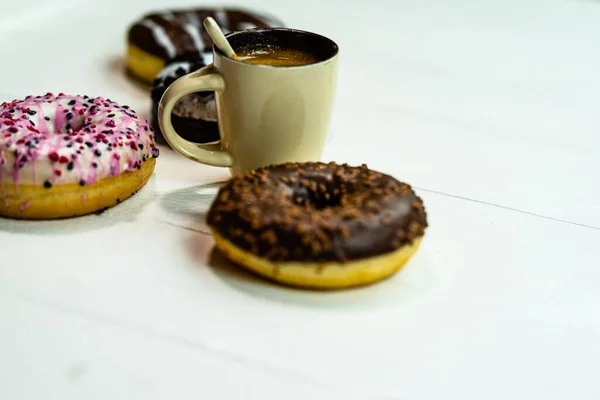 Coloridos Donuts Taza Café Mesa Madera Blanca Pastelería Dulce Con —  Fotos de Stock