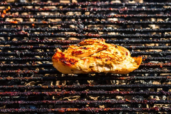 炭火焼で焼いたステーキ キャンプのトップビューおいしいバーベキュー フードコンセプト グリル上の食品やグリル上の食品の詳細 — ストック写真