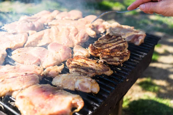 Rauwe Biefstuk Een Houtskoolbarbecue Top Uitzicht Camping Smakelijke Barbecue Food — Stockfoto