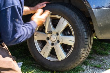 Romanya 'nın Bükreş kentindeki araba garajında araba tamircisinin vida vidası vidalanması veya sökülmesi 2020' de gerçekleşti.