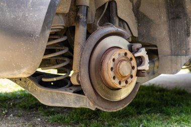 VW Golf arabasının fren sistemi. Romanya 'nın Bükreş kentindeki garajda araç bakımı, 2020