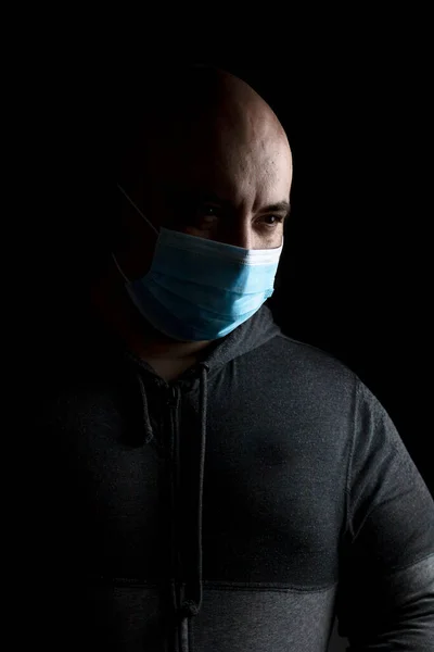Jovem Caucasiano Com Máscara Protetora Médica Ilustra Coronavírus Pandêmico Doença — Fotografia de Stock