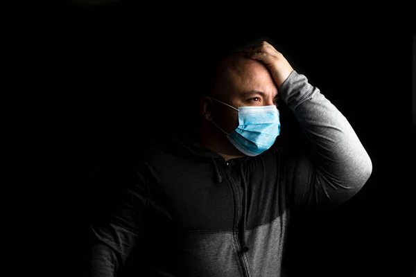 Jovem Caucasiano Com Máscara Protetora Médica Ilustra Coronavírus Pandêmico Doença — Fotografia de Stock