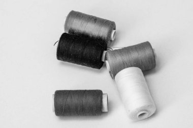 Dikiş ipliği makaraları izole edilmiş, siyah beyaz fotoğraf