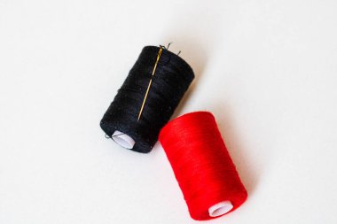 Beyaz arkaplanda izole edilmiş renkli dikiş ipliği makaraları