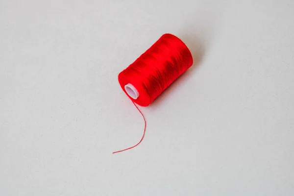 縫い糸の赤いスプールを閉じます — ストック写真