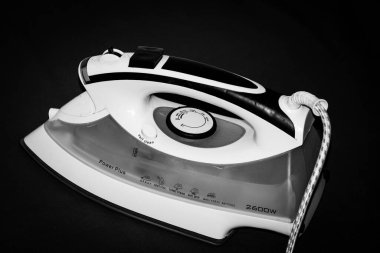 Kopya alanı ile izole edilmiş elektrikli bir demire yakın çekim. Ev çamaşırları ütü yapıyor..