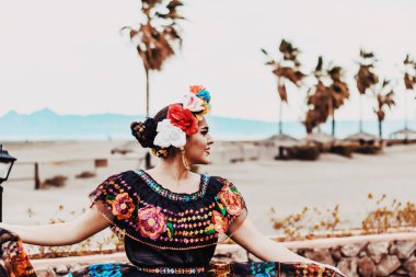 2020 'de Loreto, Meksika' da bir plajda folklorik dans