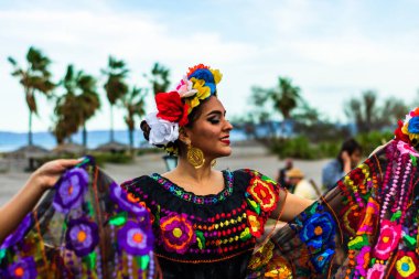 2020 'de Loreto, Meksika' da bir plajda folklorik dans