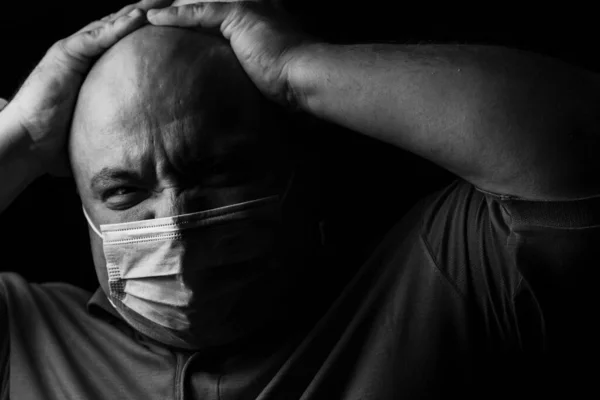 Isolamento Doméstico Pandêmico Homem Com Máscara Protetora Médica Isolada Preto — Fotografia de Stock