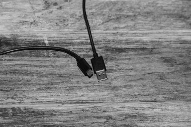 Siyah USB kablosunu kapat izole edilmiş, kablo USB bağlantısı.