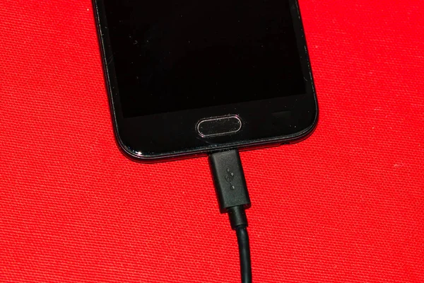 Close Dari Smartphone Hitam Pengisian Baterai Dengan Kabel Usb Atas — Stok Foto