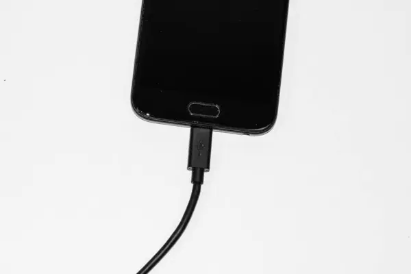 Close Bateria Carregamento Smartphone Preto Com Cabo Usb Isolado Fundo — Fotografia de Stock