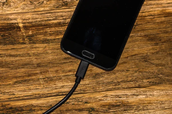 Primer Plano Batería Carga Teléfonos Inteligentes Negros Con Cable Usb — Foto de Stock