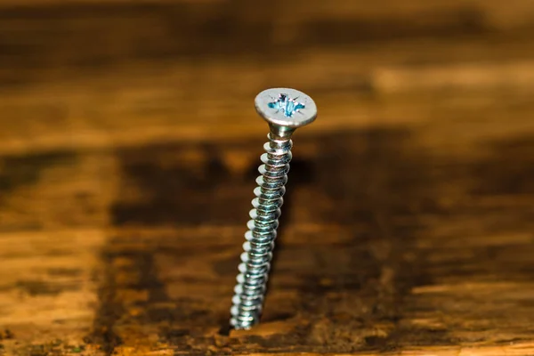 Foto Cerca Tornillo Apuñalado Una Tabla Madera — Foto de Stock