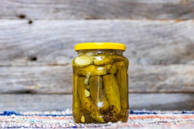 İzole edilmiş turşulu cam kavanoz. Korunmuş gıda konsepti, konserve sebzeler kırsal bir kompozisyonda izole edilmiş..