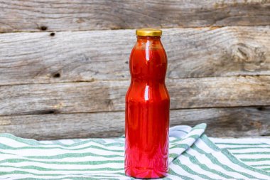 Bir şişe domates sosu, izole edilmiş konserve yiyecek konsepti..