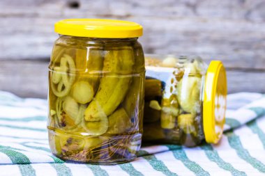 İzole edilmiş turşulu cam kavanoz. Korunmuş gıda konsepti, konserve sebzeler kırsal bir kompozisyonda izole edilmiş..