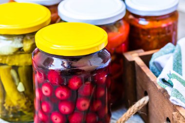 Çeşitli sebze konserveleri ve meyvelerle dolu kavanozlar, zakuskalı kavanozlar. Kaba bir kompozisyonda yiyecek konseptini korudu.