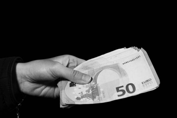 Подсчет рук проведение и показ евро деньги или давать деньги. Концепция мировых денег, 50-рублевые банкноты и валюта, выделенные черным цветом с пространством для копирования. Концепция богатых людей, сбережения или траты денег