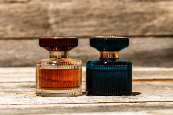Elegante Parfumflesjes Geïsoleerd Houten Ondergrond Met Kopieerruimte — Stockfoto