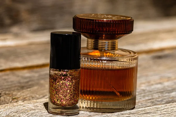 Glanzende Kleurrijke Heldere Nagellak Elegante Parfumfles Geïsoleerd Met Kopieerruimte — Stockfoto