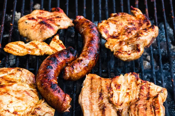 Primer Plano Sobre Los Detalles Pollo Casero Carne Cerdo Salchichas —  Fotos de Stock