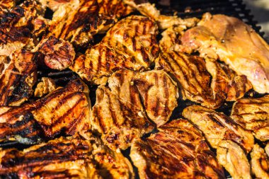 Kömür mangalında ızgara tavuk ve domuz eti. Kamp manzarası, lezzetli barbekü, yemek konsepti, ızgaradaki yemek ve ızgaradaki yemeğin ayrıntıları.