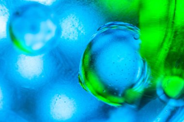 Su yüzeyinde yağ damlaları ve dalgaları olan soyut renkli arkaplan. Soyut arkaplan kavramı