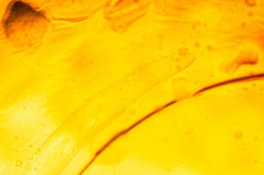 Su yüzeyinde yağ damlaları ve dalgaları olan soyut renkli arkaplan. Soyut arkaplan kavramı