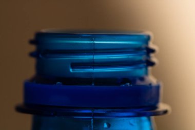 Boyun şişesinin ayrıntıları bulanık arka planda vida