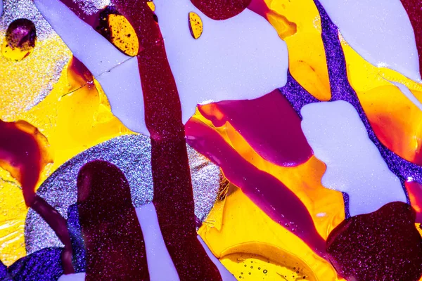 Su yüzeyinde yağ damlaları ve dalgaları olan soyut renkli arkaplan. Soyut arkaplan kavramı