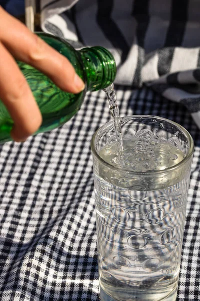 Verter Agua Botella Verde Vaso — Foto de Stock
