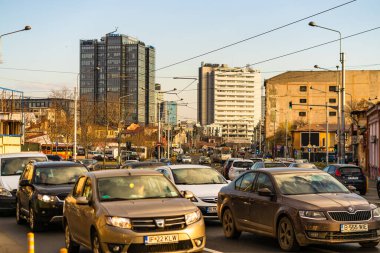 Şehrin şehir merkezinde trafik sıkışıklığında araba trafiği. Romanya 'nın başkenti Bükreş' te sabah ve akşam araba kirliliği, trafik sıkışıklığı