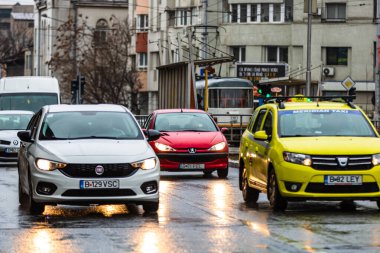 Şehrin şehir merkezinde trafik sıkışıklığında araba trafiği. Romanya 'nın başkenti Bükreş' te sabah ve akşam araba kirliliği, trafik sıkışıklığı