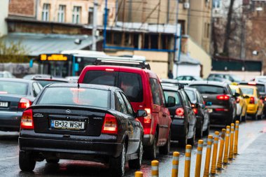 Şehrin şehir merkezinde trafik sıkışıklığında araba trafiği. Romanya 'nın başkenti Bükreş' te sabah ve akşam araba kirliliği, trafik sıkışıklığı